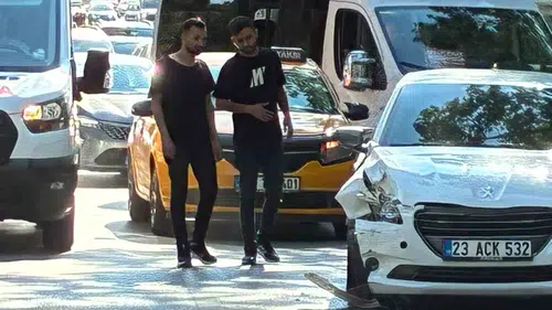 Elazığ’da trafik kazası İki otomobil çarpıştı