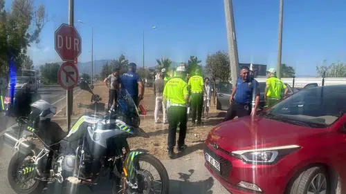 Aydın’da ani fren kazası Otomobil direğe çarptı