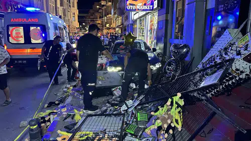 Uşak’ta kontrolden çıkan otomobil kaldırımdakileri biçti