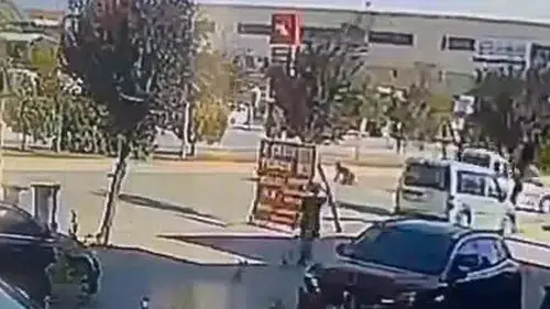 İnegöl yolunda motosikletli kazası kameraya yansıdı