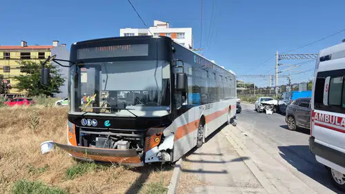 Eskişehir'de belediye araçlarının arasında kalan otomobilde iki kişi yaralandı