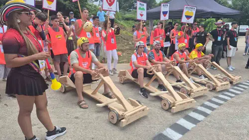 Rize’de 12 ülkenin dansçıları tahta arabalarla yarıştı