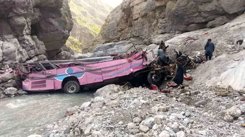Yolcu otobüsü dümdüz oldu: 40 ölü, 8 yaralı var!