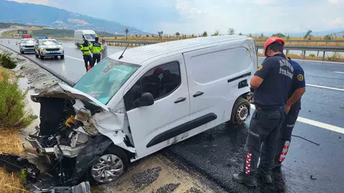 Aydın Denizli yolunda panelvan kanala uçtu