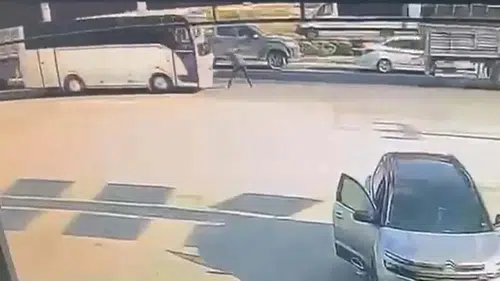 Denizli'de telefonunu almak için yola çıkan şoföre midibüs çarptı