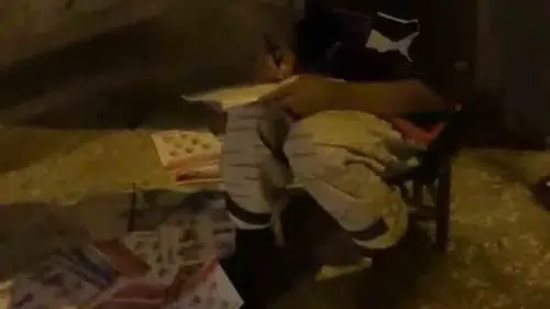 Siverekli Ayşe hurda toplarken sokakta gelecek hayali kuruyor