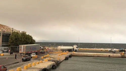 Gömeç'teki orman yangınının dumanı komşu adayı kararttı