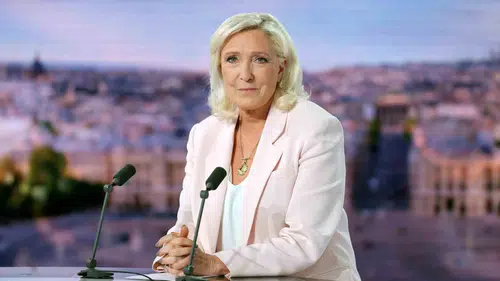 Le Pen yolsuzluk kararına rağmen 2027 adaylığını ilan etti