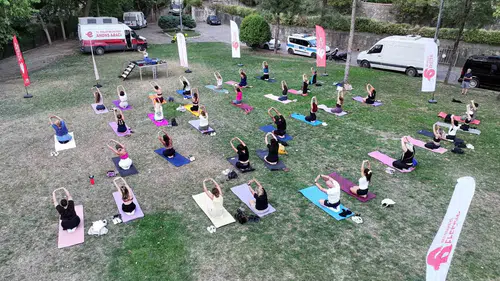 Efeler’de gün batımı yogasıyla stres attılar