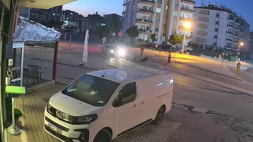 Karapınar'da kavşak kazası motosiklet sürücüsünü hastanelik etti