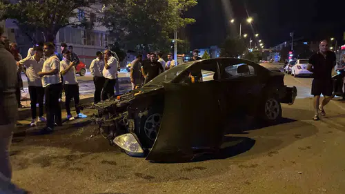 Iğdır’da gece vakti direğe çarpan otomobilde 3 kişi yaralandı