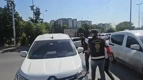 Küçükçekmece'de bir eve düzenlenen uyuşturucu baskınında şüpheli hapse girdi