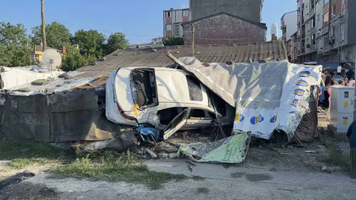 Arnavutköy'de kontrolden çıkan otomobil müstakil eve girdi