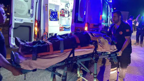 Kastamonu'da otomobil tırın altına girdi 5 kişi hastaneye kaldırıldı