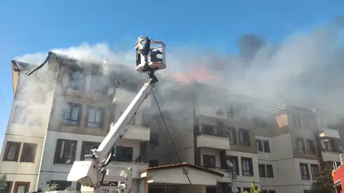 Hatay Hassa'da iki binanın çatısı yangında küle döndü