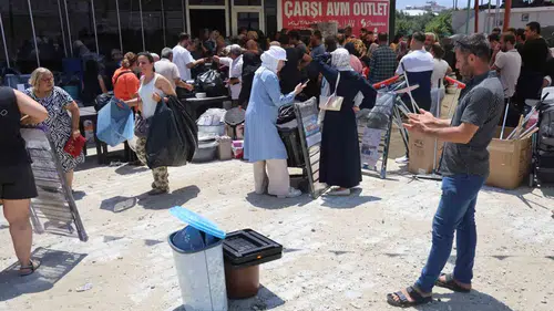 Hatay’da 50 liralık ürünler için mağaza önünde izdiham çıktı
