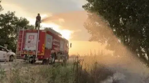 Osmaniye'de yol kenarındaki tır lastiği alevlere teslim oldu