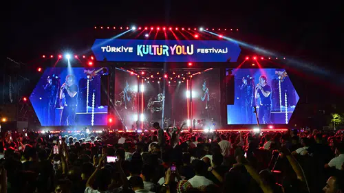 Vanlılar Kıraç şarkılarıyla festival coşkusunu doyasıya yaşadı