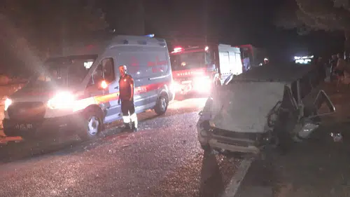Manisa Selendi yolunda otomobil ile traktör çarpıştı