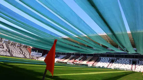 Elazığ’da stadyum çimlerine kavurucu sıcak koruması