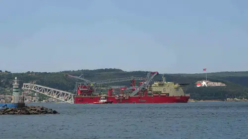 Dev boru döşeme gemisi Çanakkale Boğazı’nı geçiyor