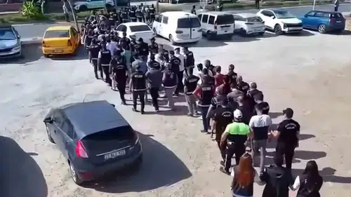 Vize almak isteyenleri sahte sitelerle soyan çete çökertildi
