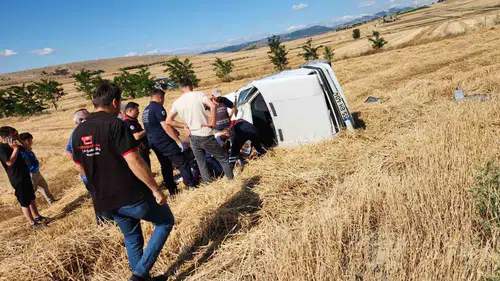 Samsun Vezirköprü yolunda otomobil tarlaya savruldu
