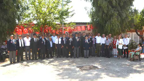 Ayvalık gazileri Kıbrıs Barış Harekatı’nın yıl dönümünü meydanda kutladı