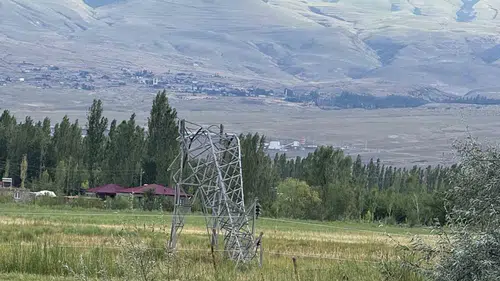 Iğdır’da şiddetli fırtına binaların çatılarını uçurdu