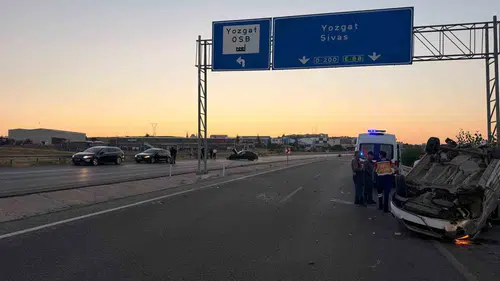 Yozgat Organize Sanayi Bölgesi girişinde iki araç birbirine girdi