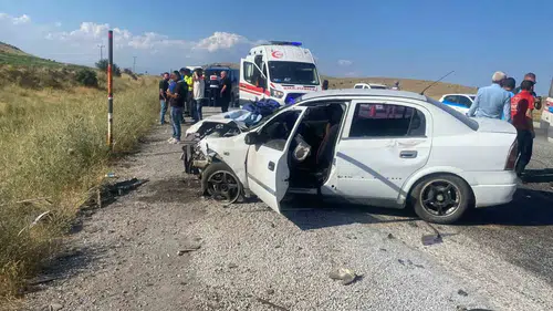 Tatvan yolunda iki araç çarpıştı altı kişi hastanelik oldu