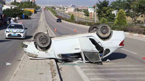 Karaman'da yoldan çıkan otomobil ters döndü