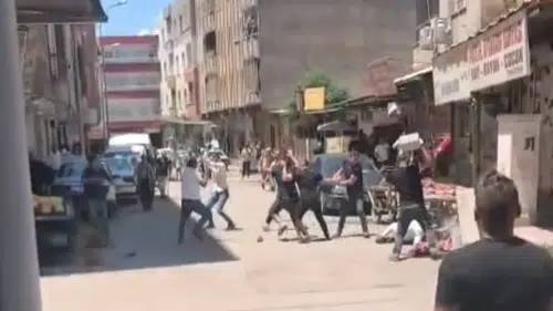 Viranşehir sokaklarında taşlı sopalı kavga anı kamerada