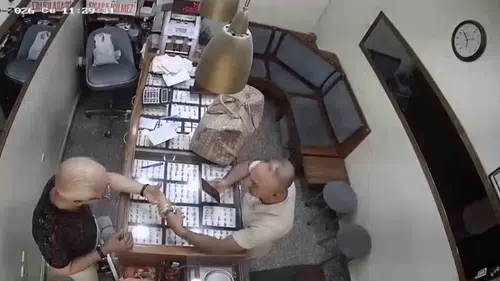 Manisa’da kuyumcuyu soyan hırsızın kaçışı kısa sürdü