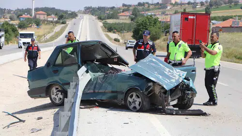 Karaman Mersin yolunda kaza otomobil bariyerlere saplandı