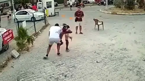Akyaka'da sokak ortasında bıçaklı kavga kameraya yansıdı