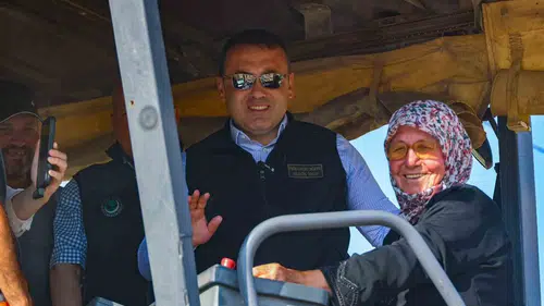 73 yaşındaki Emine teyze asfalt makinesinin başına geçti