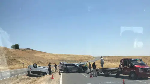 Silvan yolunda iki araç çarpıştı 9 kişi hastanelik oldu