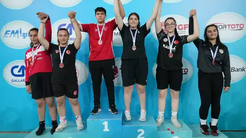 Tosyalı genç güreşçi Türkiye arenasında kürsüye çıktı