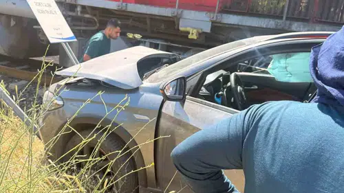 Hazar Gölü kıyısında raylara takılan araca tren çarptı