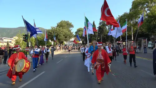 Bursa sokakları 13 ülkenin danslarıyla şenleniyor