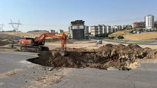 Batman'da dev su borusu patladı yol çöktü