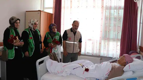 Oltu Devlet Hastanesi'nde yüzleri güldüren ziyaret