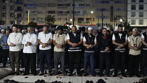 Elazığ meydanında 20 bin kişi sabah namazında buluştu
