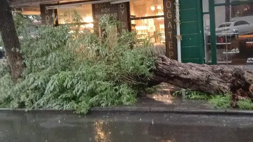 Kars sokakları sağanak altında kaldı