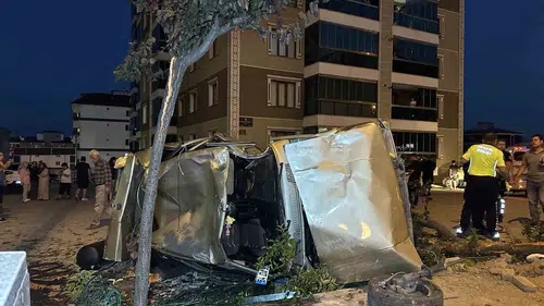Uşak’ta kontrolden çıkan otomobil kaldırımda bekleyenlere çarptı
