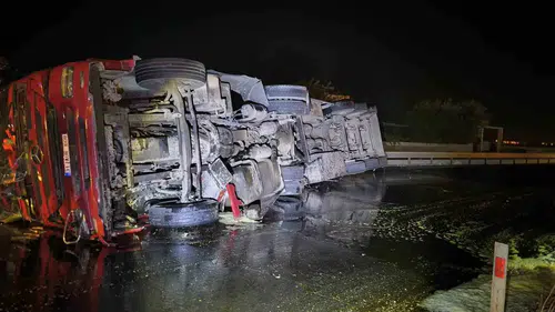 Nusaybin yolunda yağ yüklü kamyonet kaza yaptı