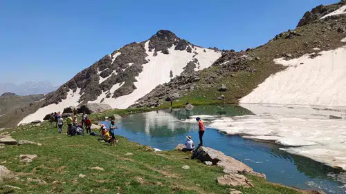Hakkari’nin 3 bin metre üzerindeki buzlu gölünde serinlediler