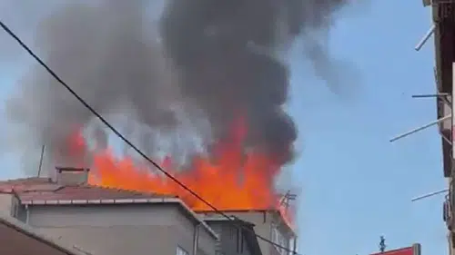 Pendik’te beş katlı binanın çatısı alevlere teslim oldu
