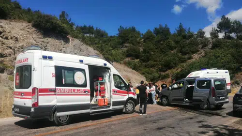 Dehşet anları: İki otomobil kafa kafaya çarpıştı, 10 kişi hastanelik oldu